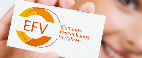 Person hält eine Visitenkarte mit dem EFV-Logo in der Hand